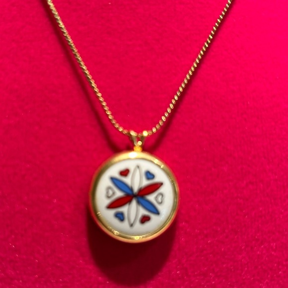 Vintage- Avon “Love Compass”Elegant Gold Necklace with heart shaped figures - Picture 3 of 4